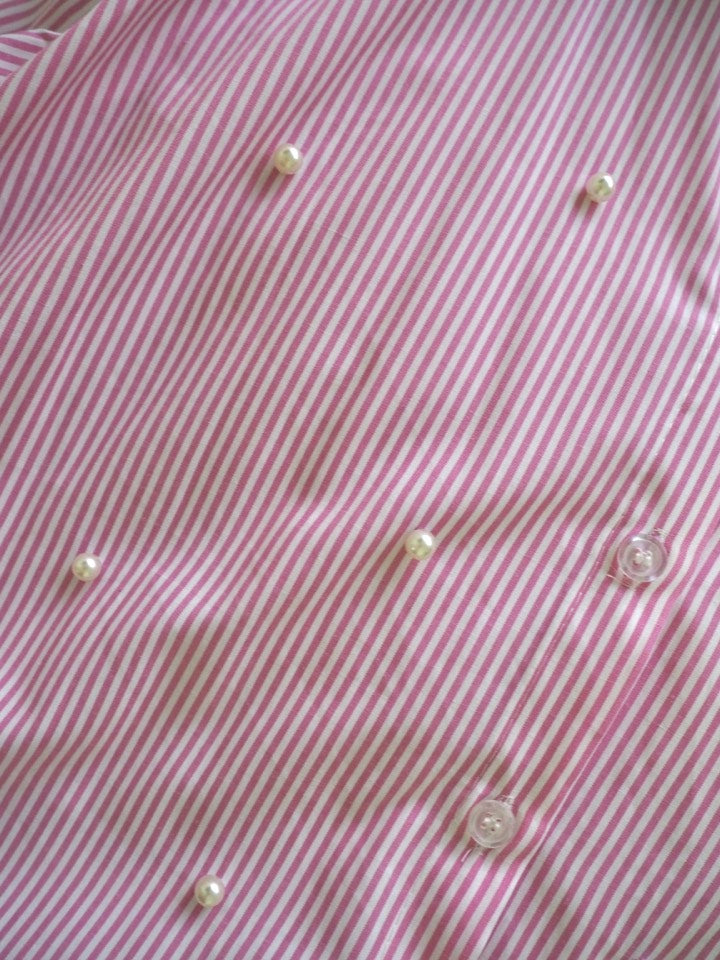 Camisa de rayas rosa con perlas