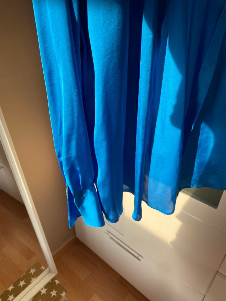 Camisa satinada azul eléctrico