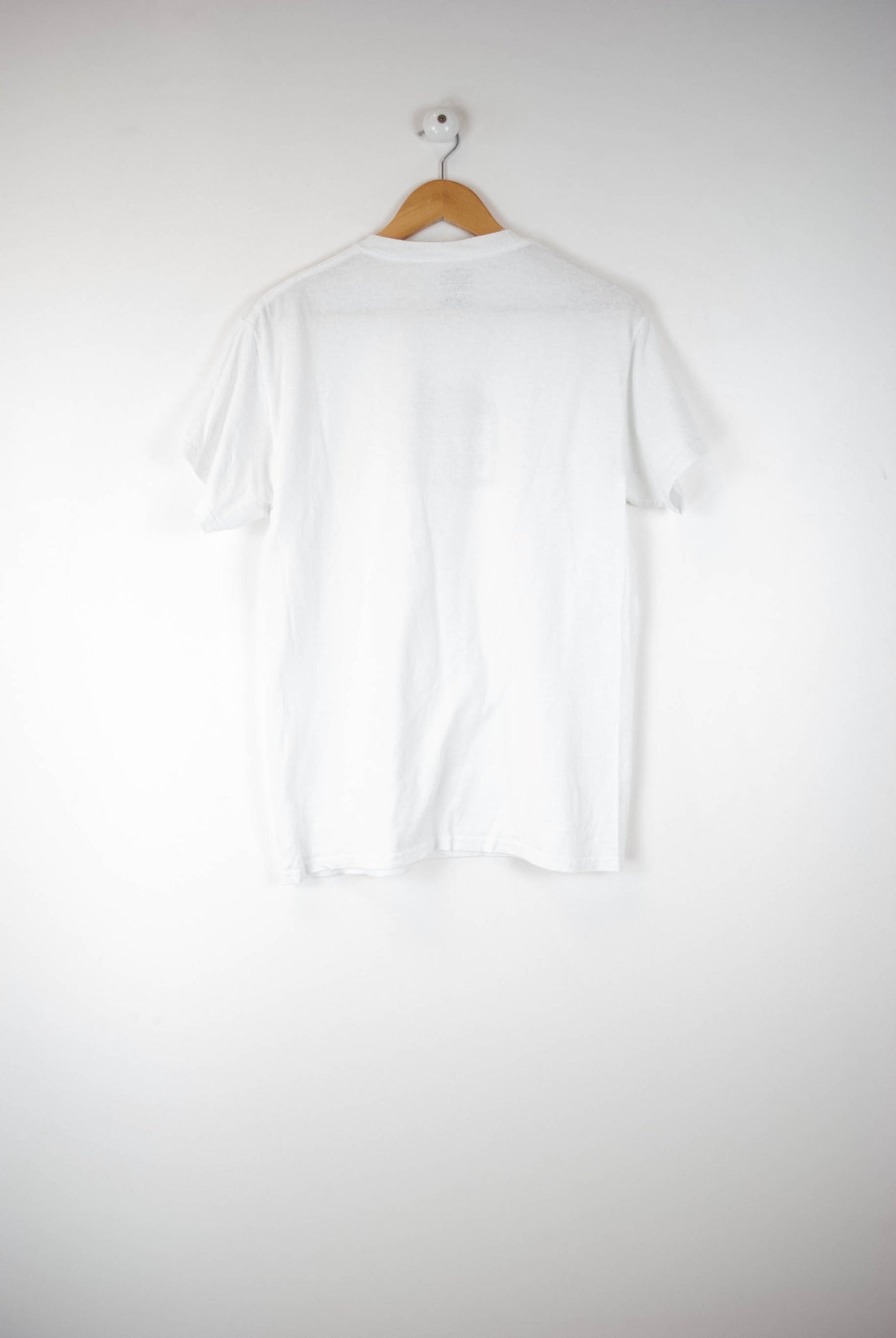 Camiseta blanca con texto