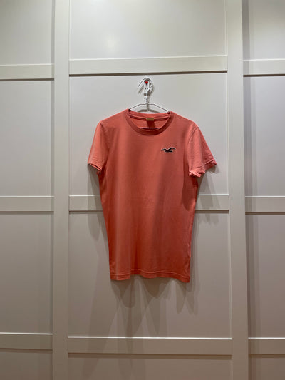 camiseta color coral con logo de hollister en grande