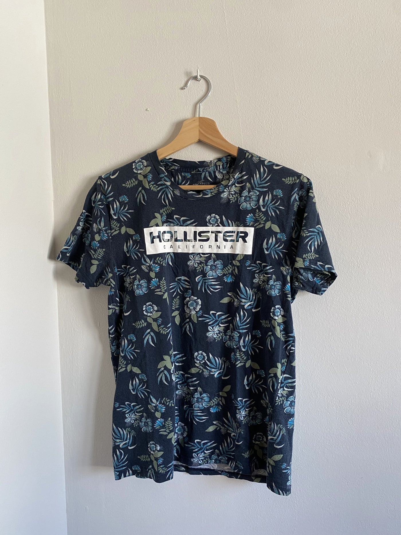 camiseta estampado azul floral logo hollister