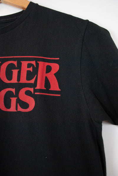 Camiseta negra con texto rojo Stranger Things