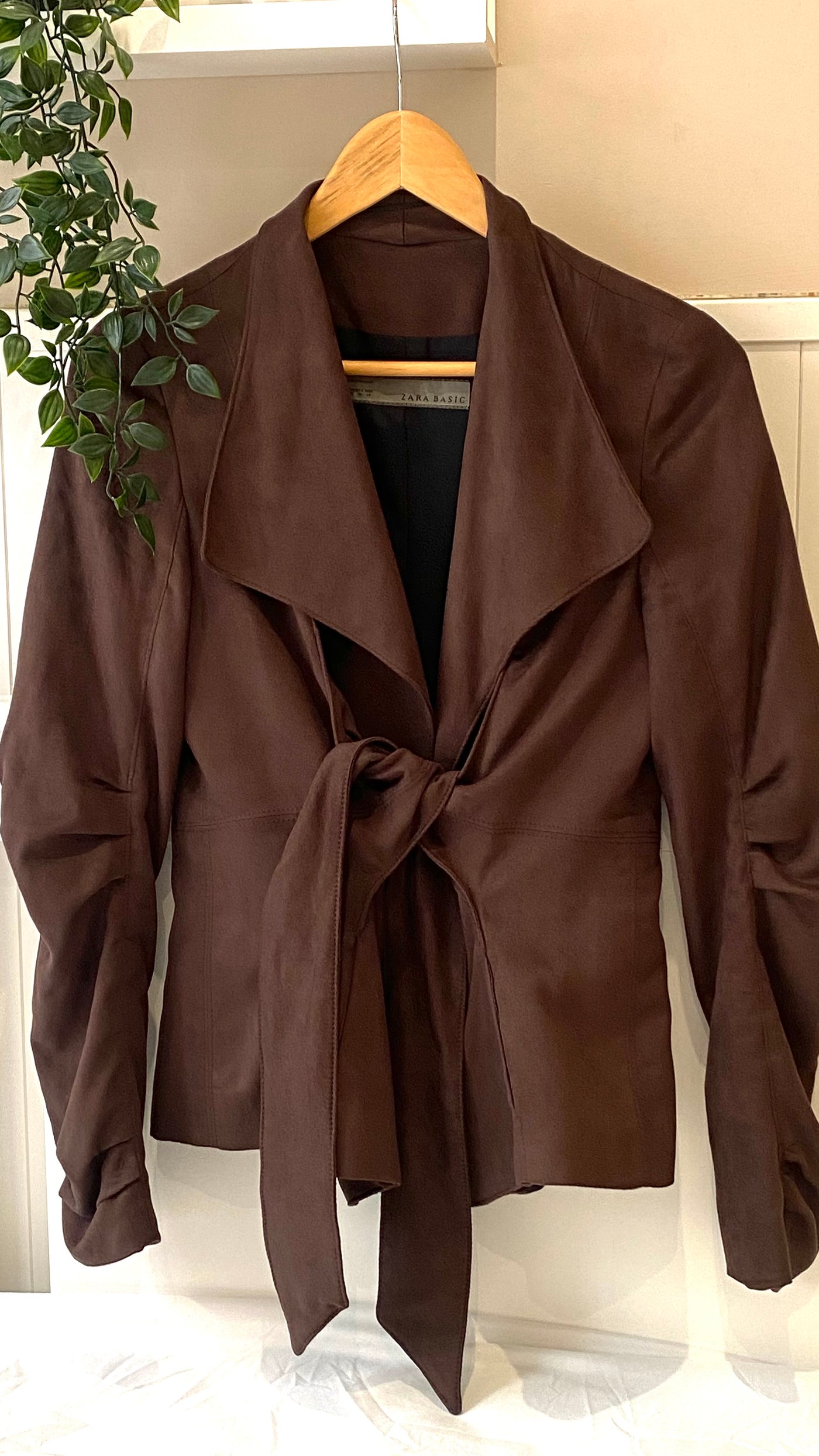 chaqueta de ante marrón anudada