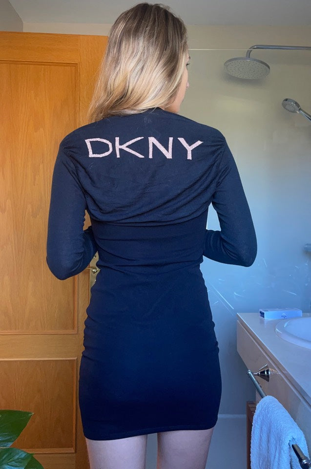 Chaqueta bolero negro de la diseñadora DKNY con el logo dorado en la espalda