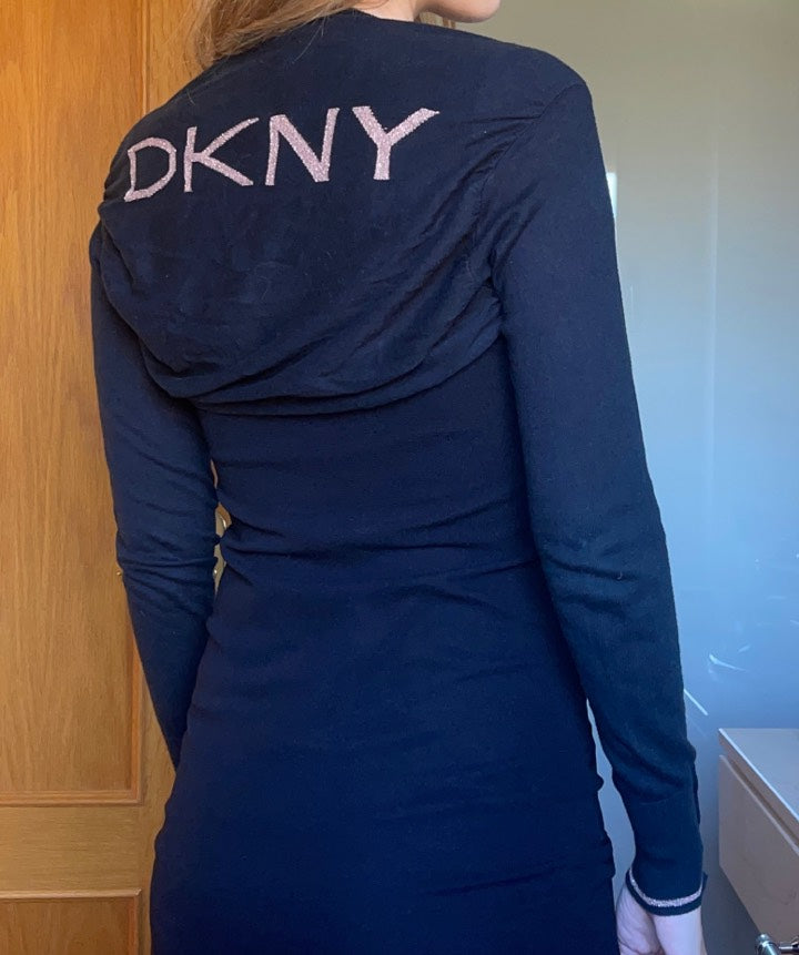 Chaqueta bolero negro de la diseñadora DKNY con el logo dorado en la espalda
