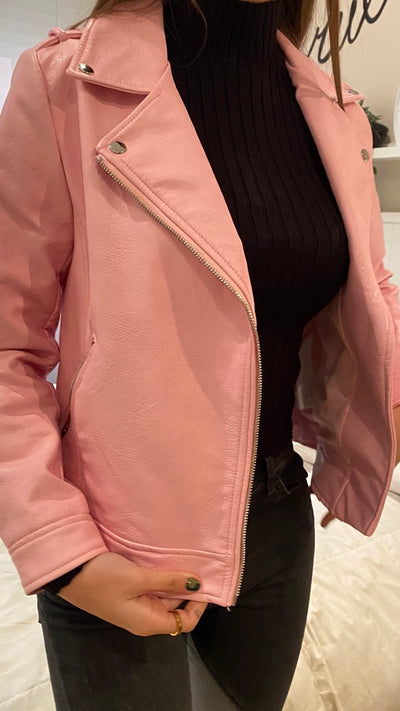 chaqueta rosa de polipiel botones plateados