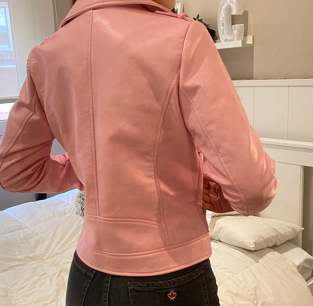 chaqueta rosa de polipiel botones plateados
