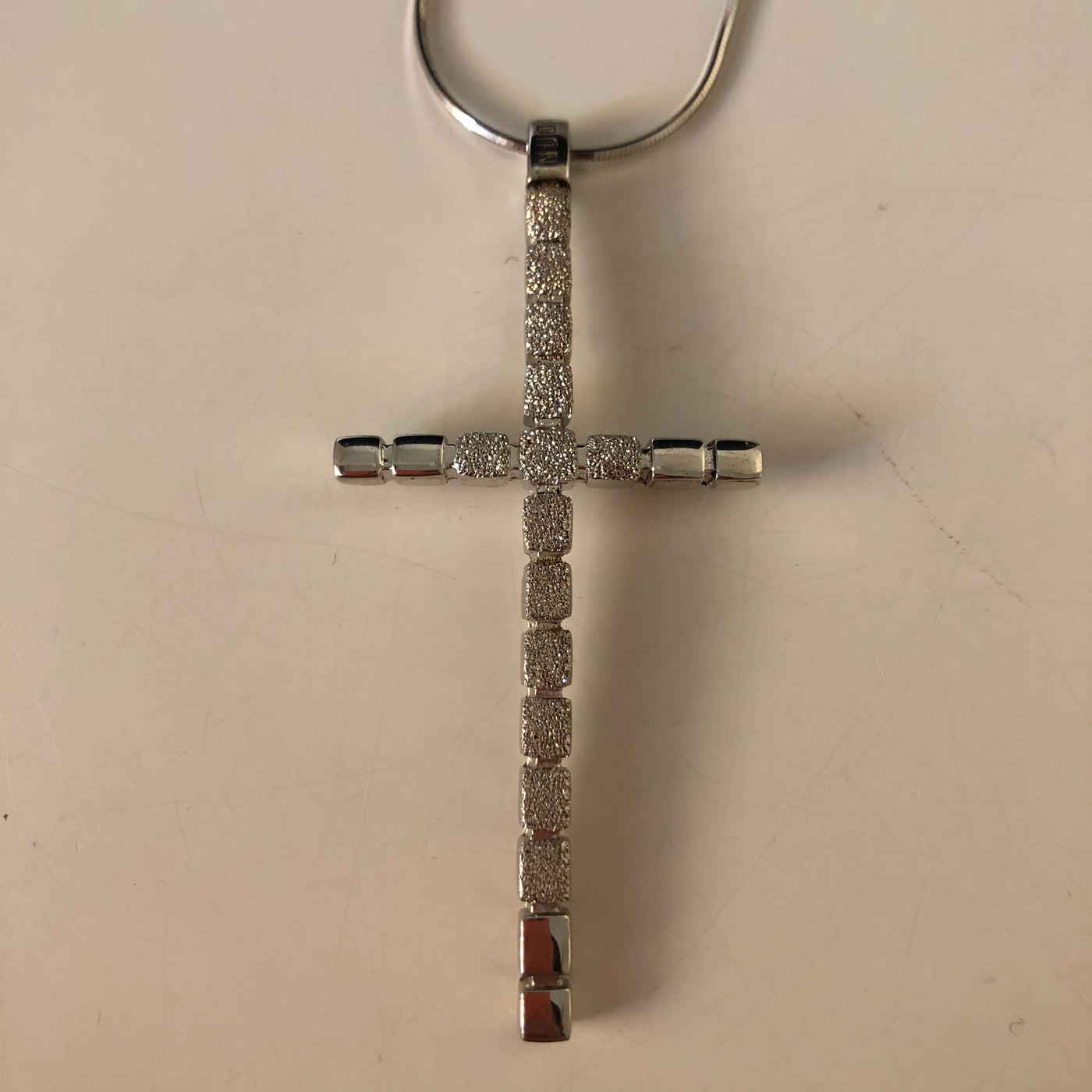 colgante de plata una cruz
