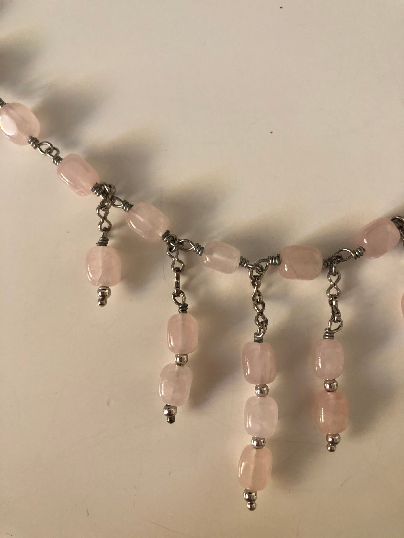 collar de plata con cuarzos rosas