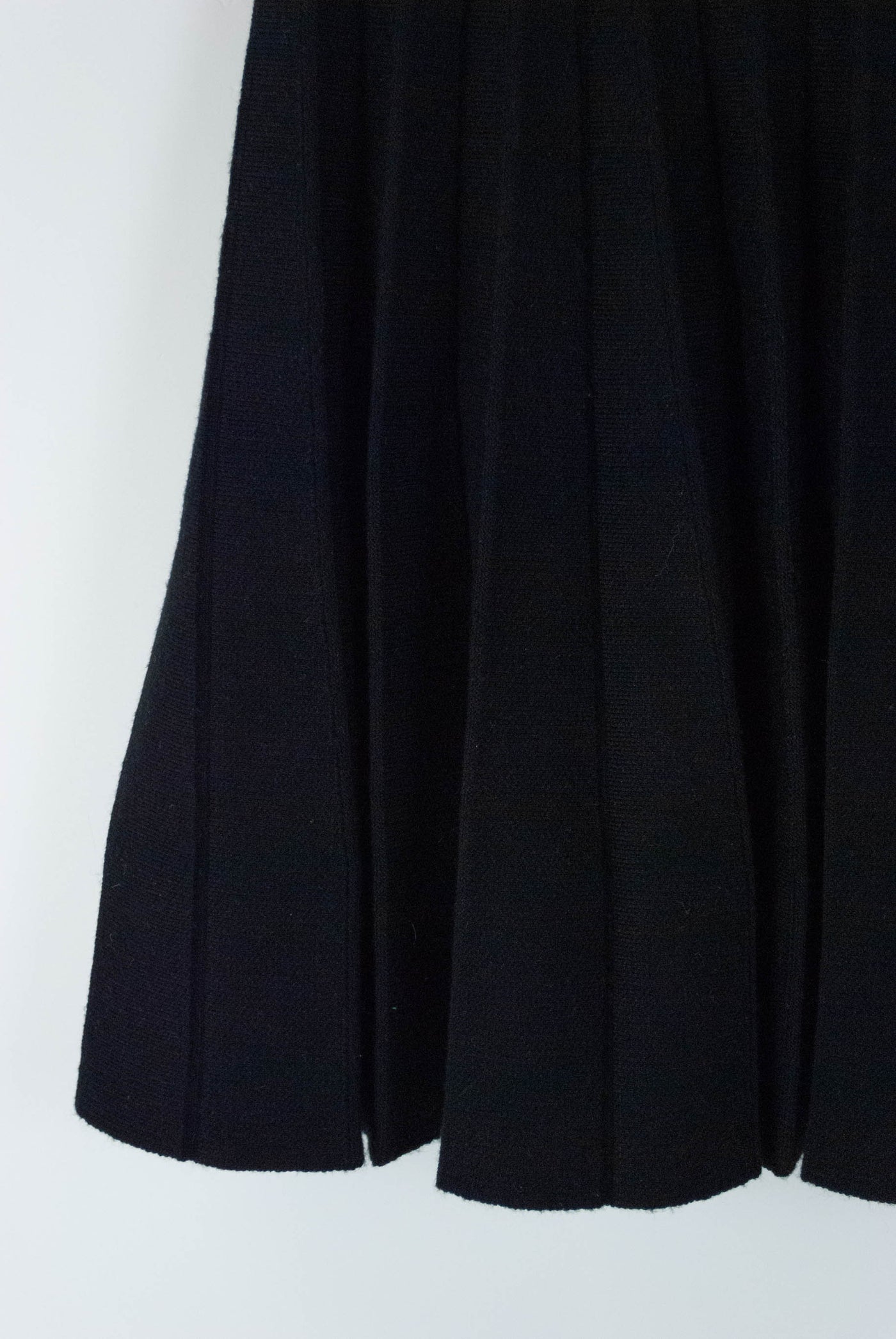 Falda negra de canalé