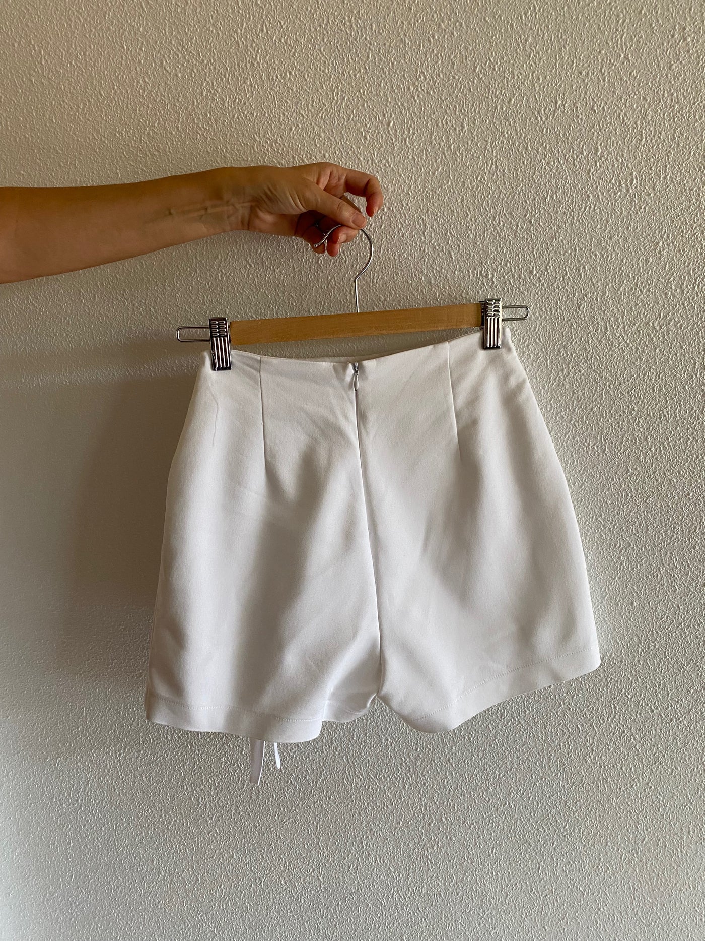 falda pantalon blanca parte trasera