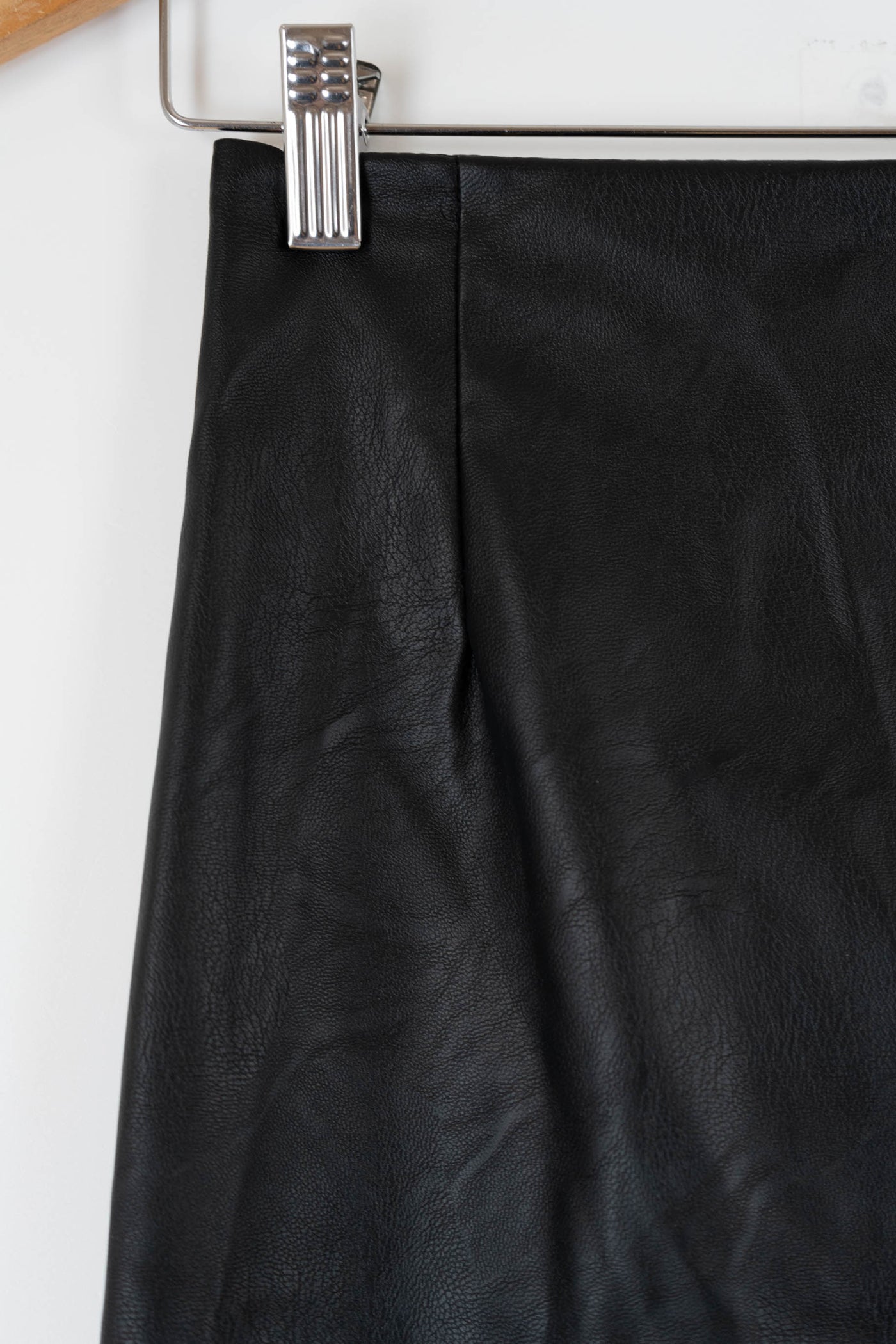 Falda polipiel negra