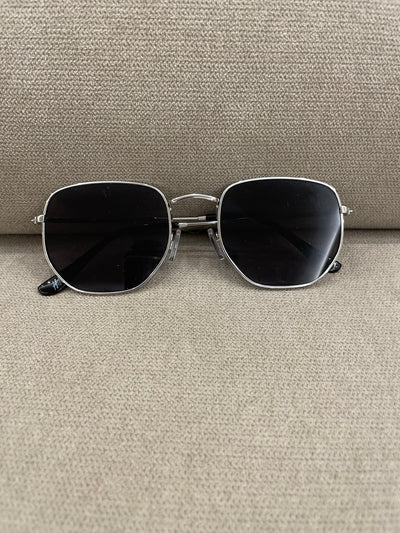 gafas de sol plateadas con cristal negro