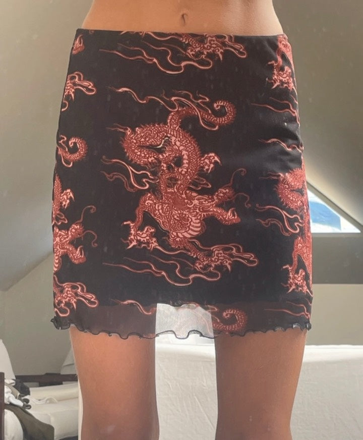 Minifalda de malla negra con dragones chinos rojos