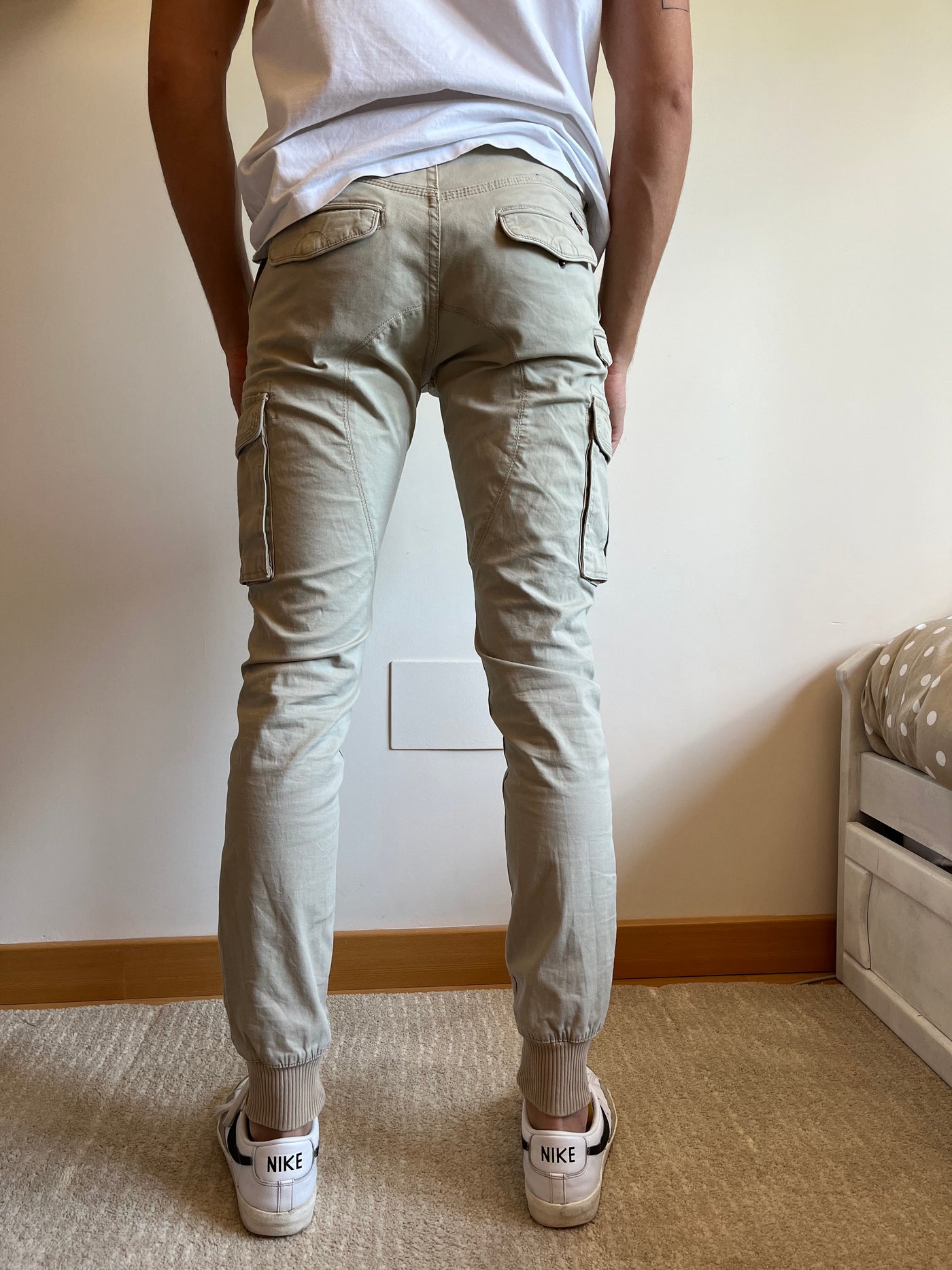 pantalones beige cargo con bolsillos laterales