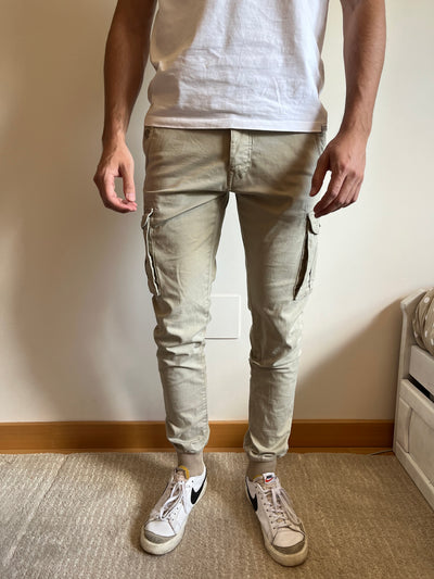 pantalones beige cargo con bolsillos laterales