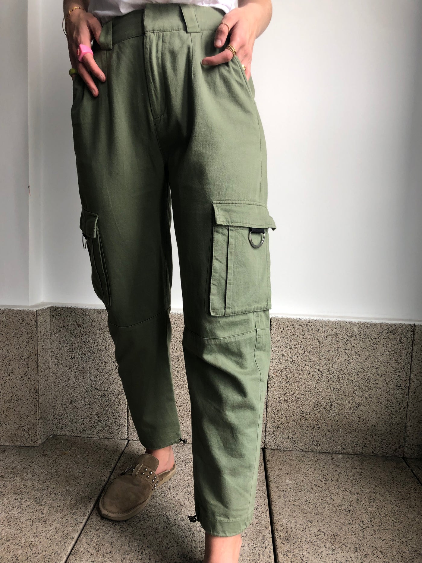 pantalón verde militar con bolsillos laterales
