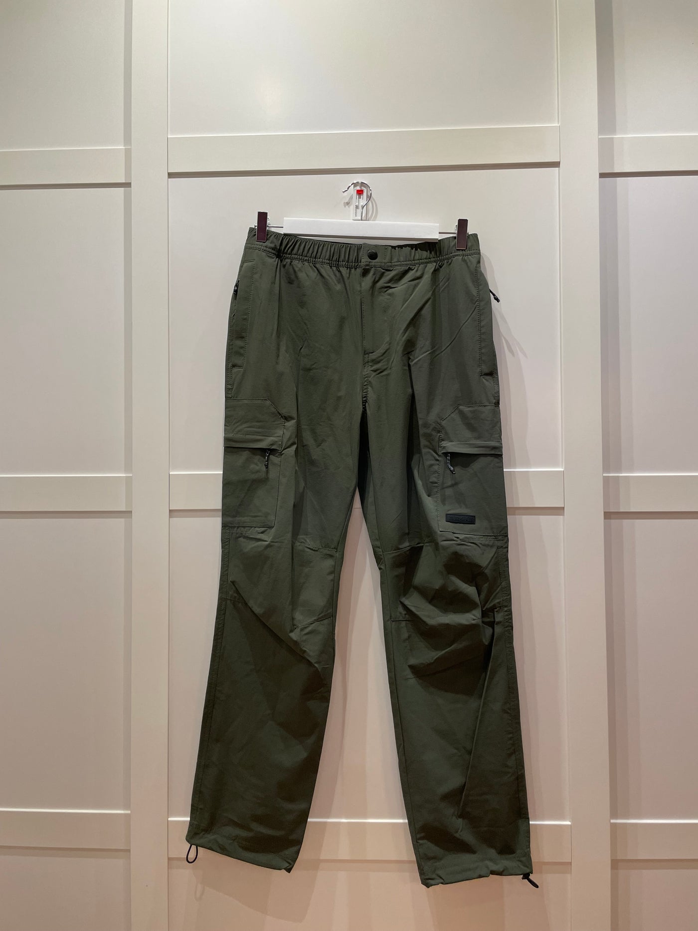 pantalón cargo verde ancho con bolsillos