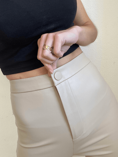 pantalón de cuero claro con botón plateado