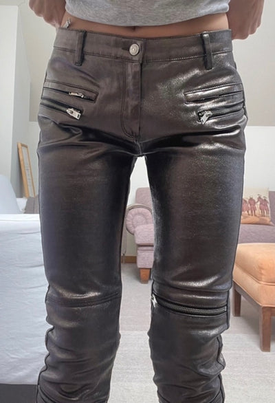 Pantalón de falso cuero metalizado con cremalleras