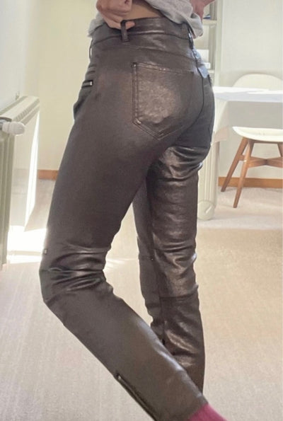 Pantalón de falso cuero metalizado con cremalleras