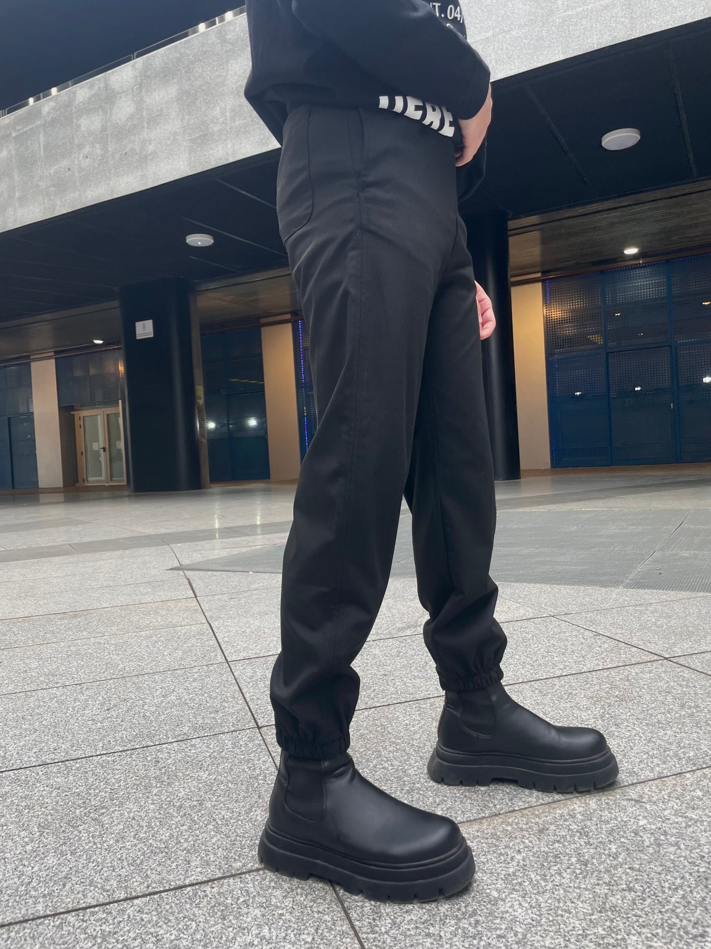 pantalón jogger negro ajustado