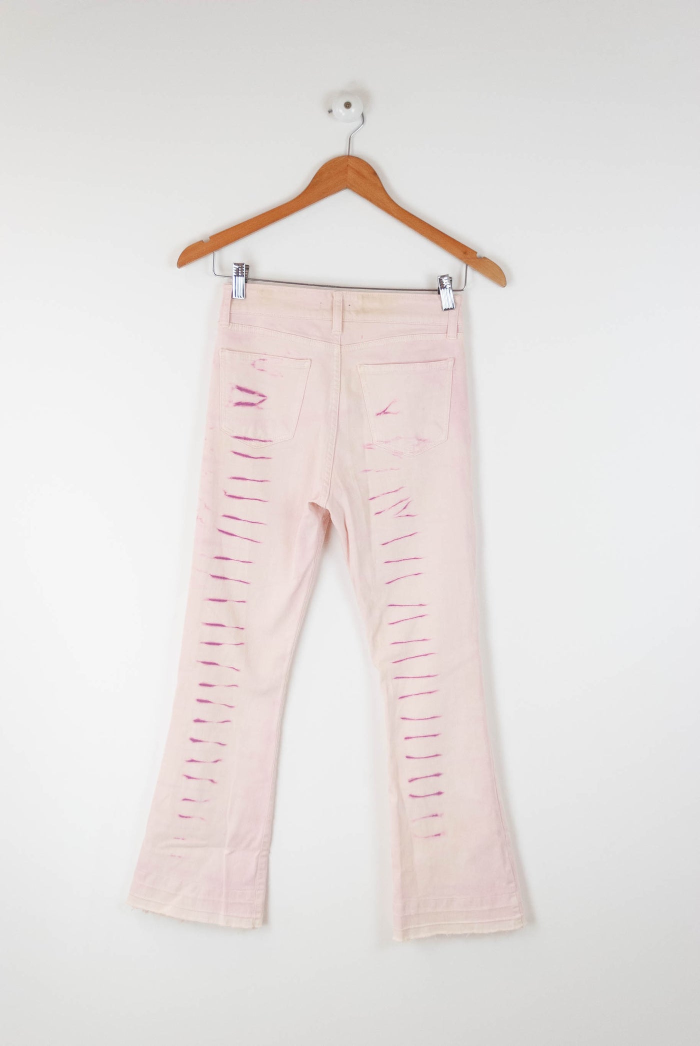 Pantalón vaquero rosa con detalles