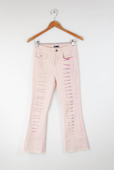 Pantalón vaquero rosa con detalles