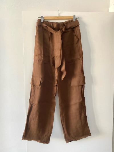 Pantalones fluidos cargo color marrón