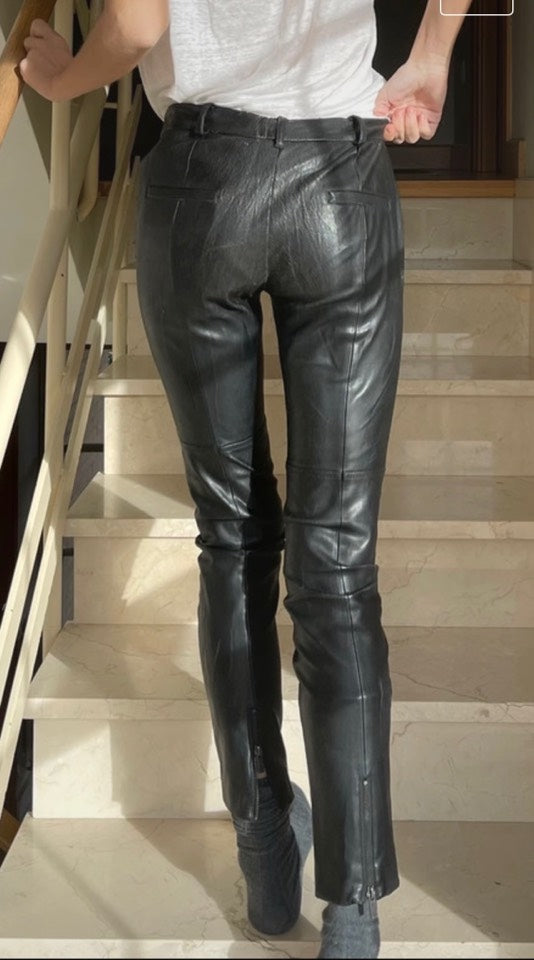 Pantalones negros vintage de cuero falso con tachuelas