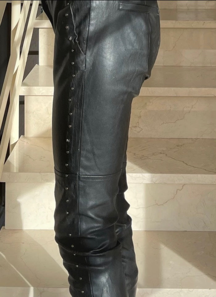 Pantalones negros vintage de cuero falso con tachuelas