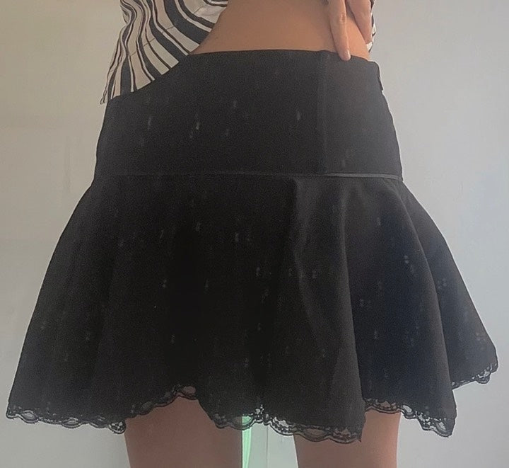Preciosa minifalda negra vintage de talle bajo