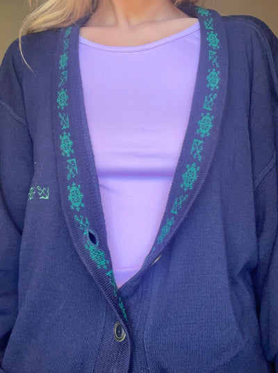 Rebeca vintage azul marino con detalles verdes en la parte delantera derecha y en el cuello