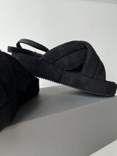 sandalias negras con plataforma parte lateral