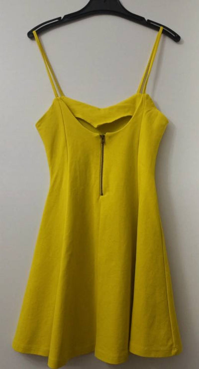 Vestido amarillo con falda evasé y escote corazón de Zara