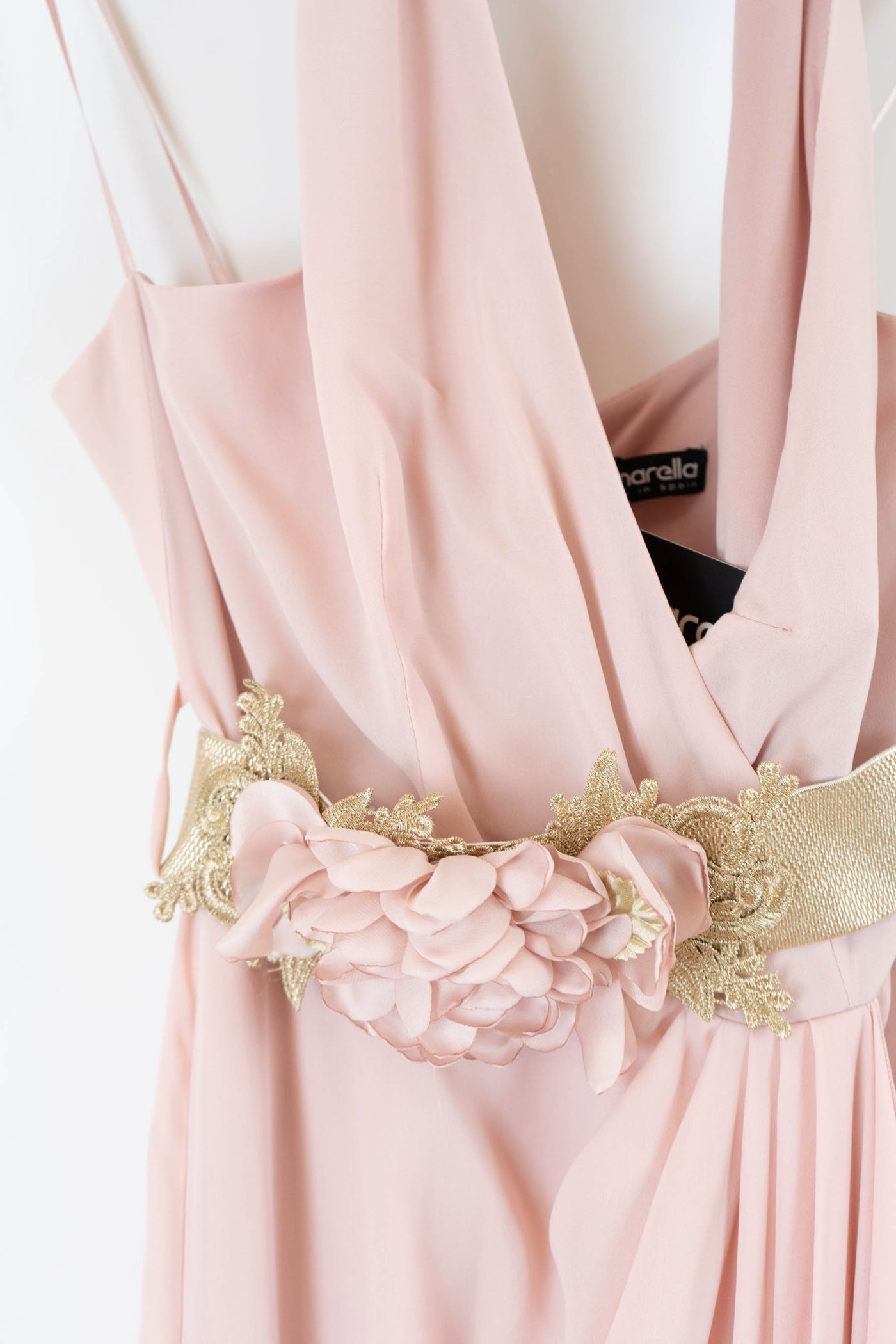 Vestido largo rosa con nudo y cinturón dorado
